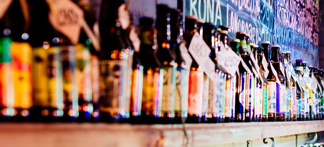 Fila con cervezas artesanas y diversas etiquetas
